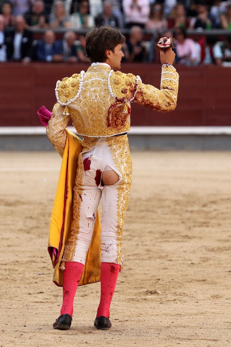 El francés Juan Leal saluda con la oreja que cortó a su primero en el duodécimo festejo de la Feria de San Isidro (Foto: EFE/JJ. Guillén)