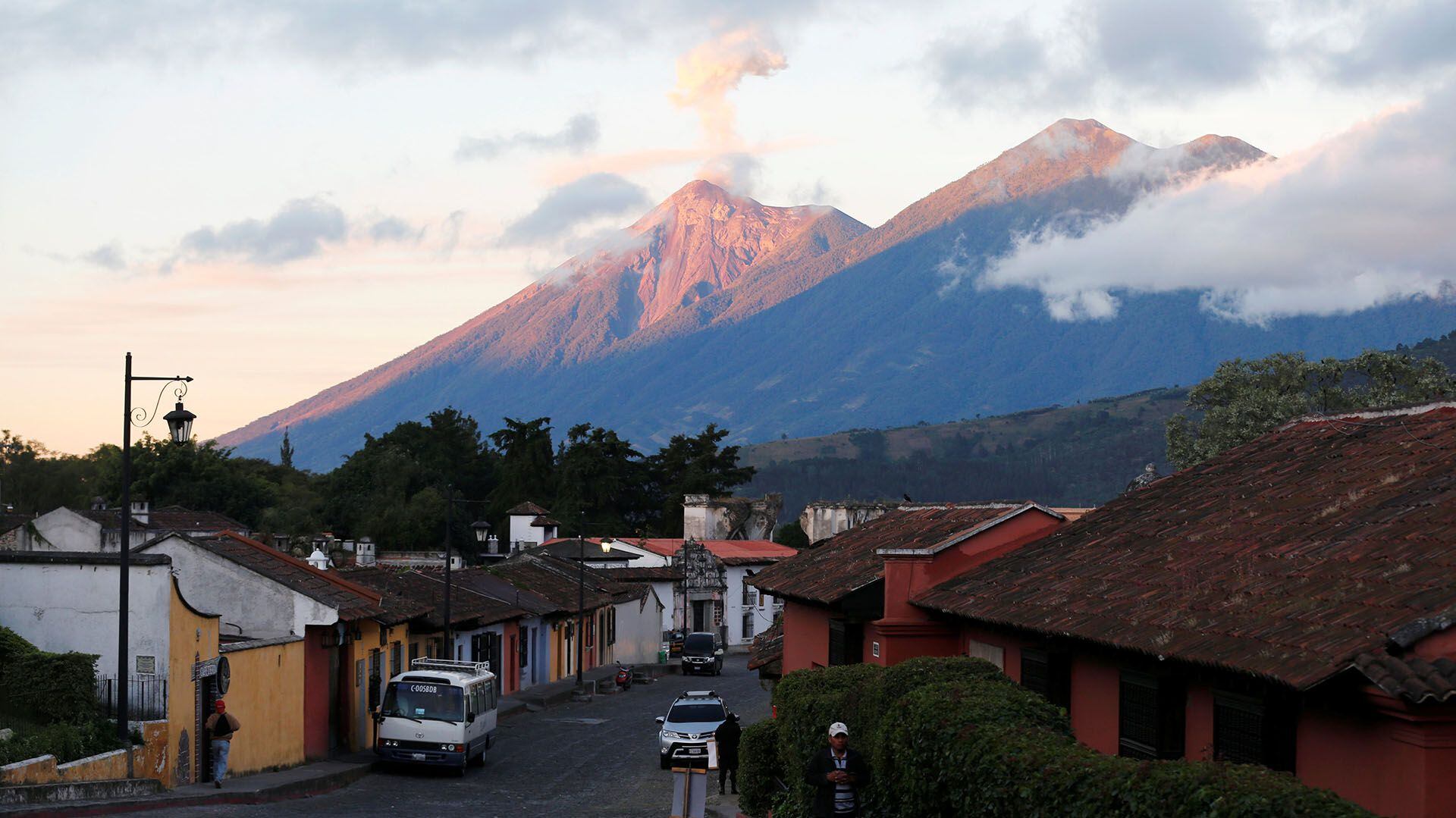 El volcán de Fuego visto desde Antigua Guatemala, Guatemala, November 16, 2018. REUTERS/Jose Cabezas