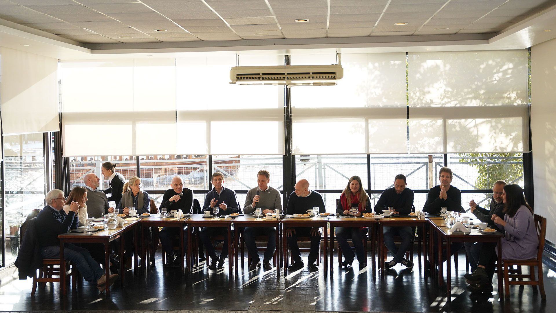 Cynthia Hotton, José Luis Espert, Gustavo Posse, Diego Santilli y Silvia Lospennato fueron algunos de los dirigentes políticos de JxC que estuvieron presentes en el desayuno encabezado por Rodríguez Larreta. (Franco Fafasuli)