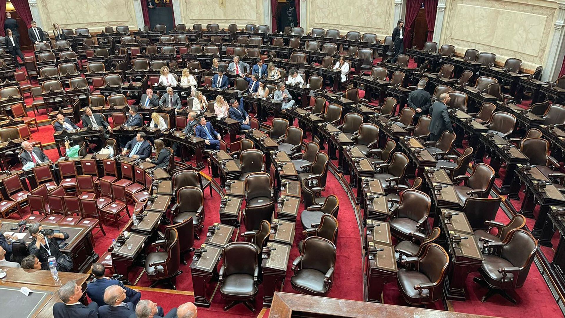 Asunción Javier Milei - recinto vacío Asamblea Legislativa discurso Milei