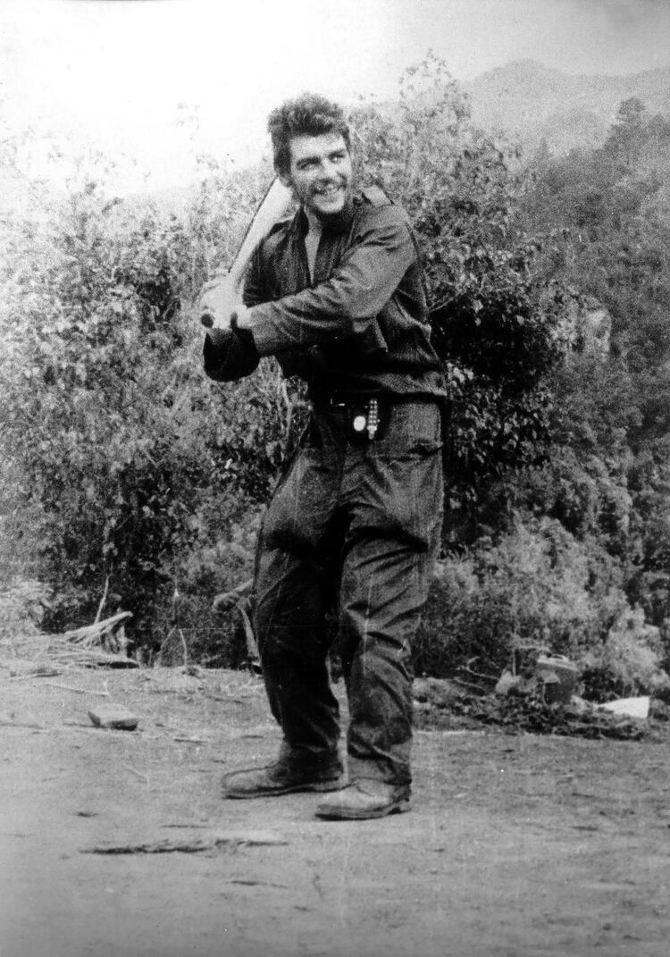 Guevara en 1958 con un bate de béisbol en Sierra Maestra ( AFP PHOTO / CENTRO DE ESTUDIOS CHE GUEVARA)