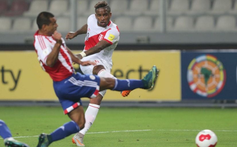 Jefferson Farfan deu um tiro poderoso com o direito de marcar 1-0 do Perú contra o Paraguai. | Foto: ANDINA