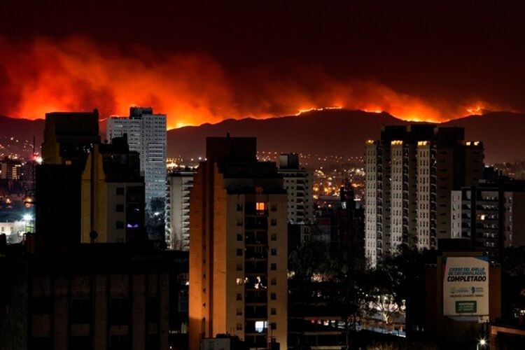 Desde el Gobierno provincial afirmaron hoy lunes que todavía continúan cuatro focos activos en las sierras cordobesas. (@revistacodigos)