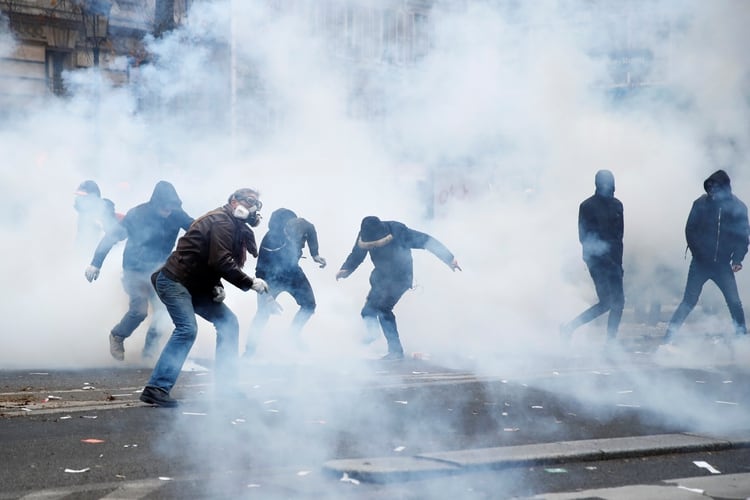 La policía intenta dispersar a los manifestantes en París (Reuters)