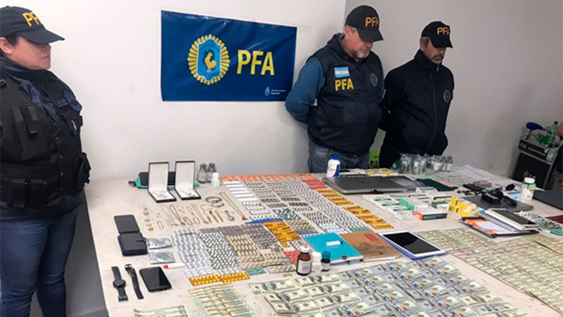 Parte del botín secuestrado durante los allanamientos realizados en el marco de la investigación (Policía Federal Argentina)