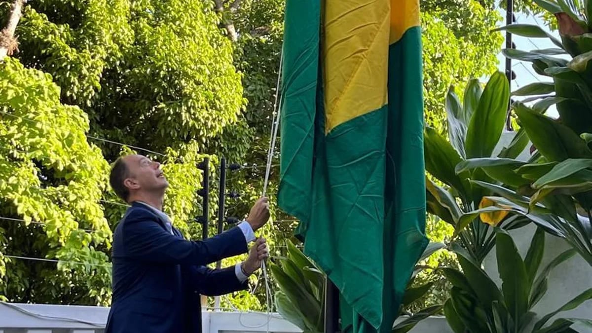 EN VIVO: Brasil ya custodia la embajada argentina en Caracas e izó su bandera