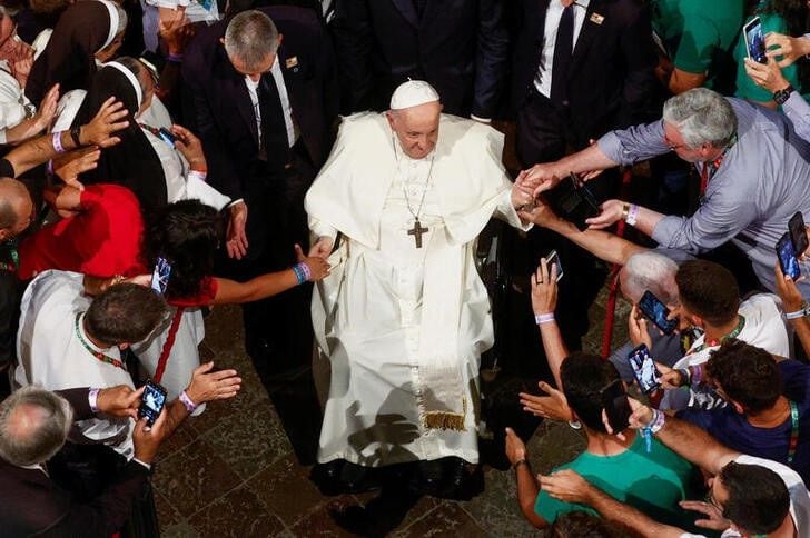 El Papa Francisco saluda a los asistentes a un encuentro en el Monasterio de los Jerónimos en Lisboa, Portugal. 2 agosto 2023. REUTERS/Guglielmo Mangiapane