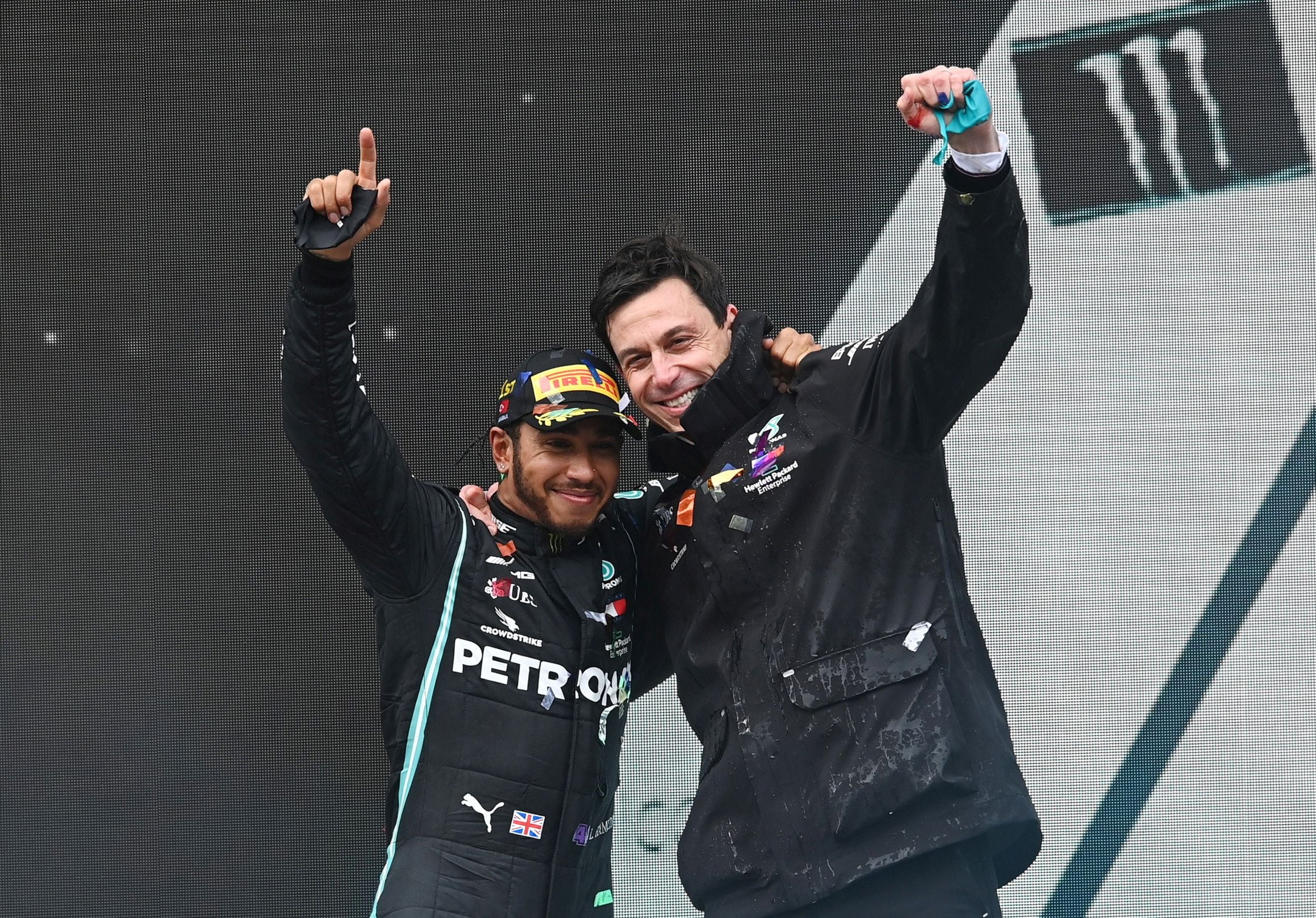 Lewis Hamilton y su amigo y jefe de Mercedes, Toto Wolff (REUTERS/Ozan Kose/File Photo)