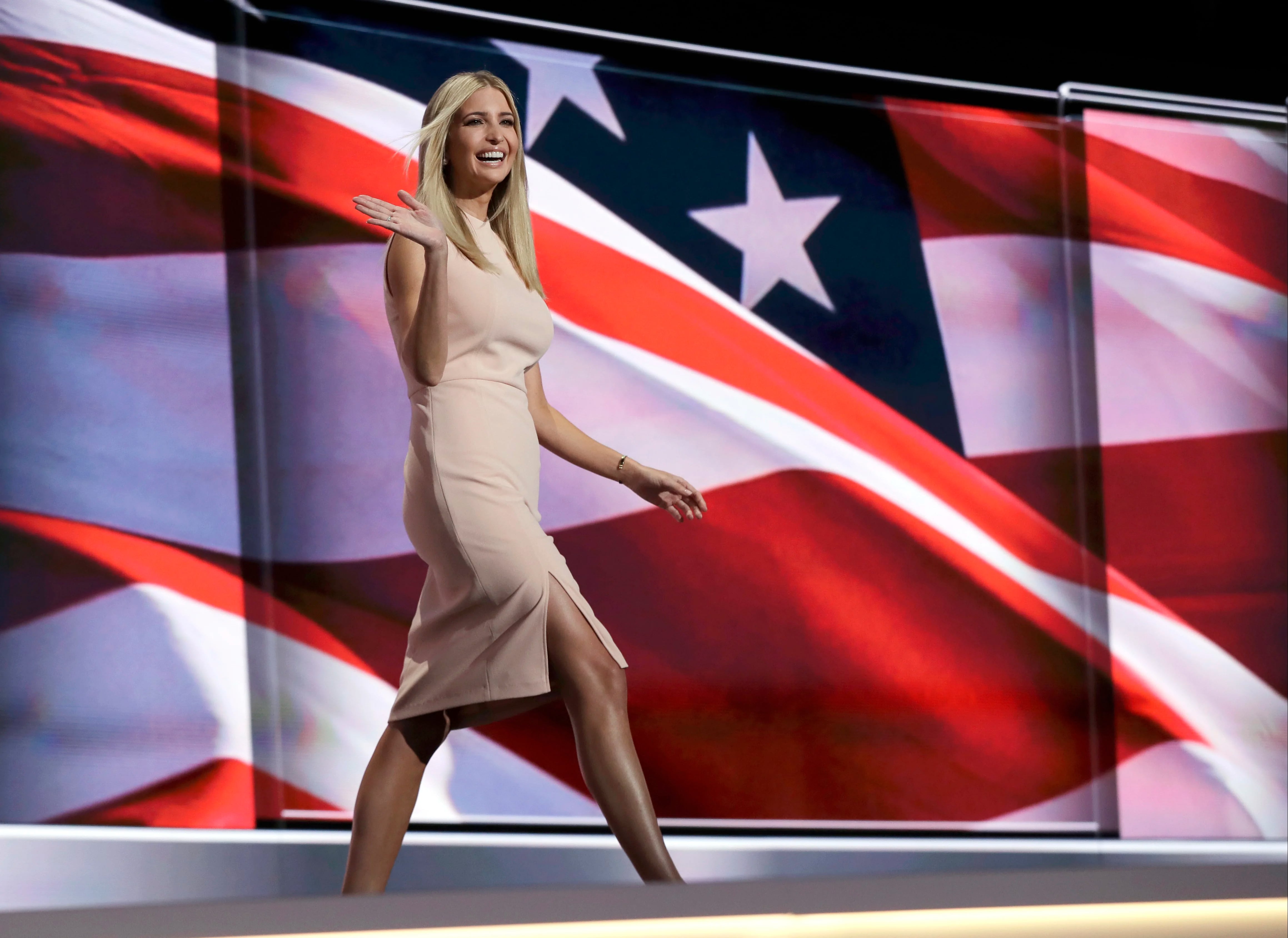 Ivanka Trump, hija mayor del magnate, saluda al público  en la Convención Republicana (AP)