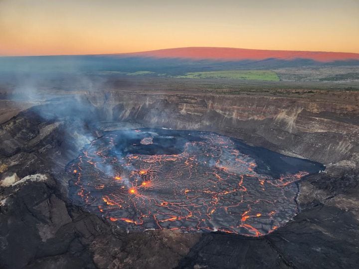 El volcán Kilauea, uno de los más activos del mundo, ha entrado nuevamente en erupción después de tres meses de baja actividad sísmica (Europa Press/Contacto/NASA Earth)
