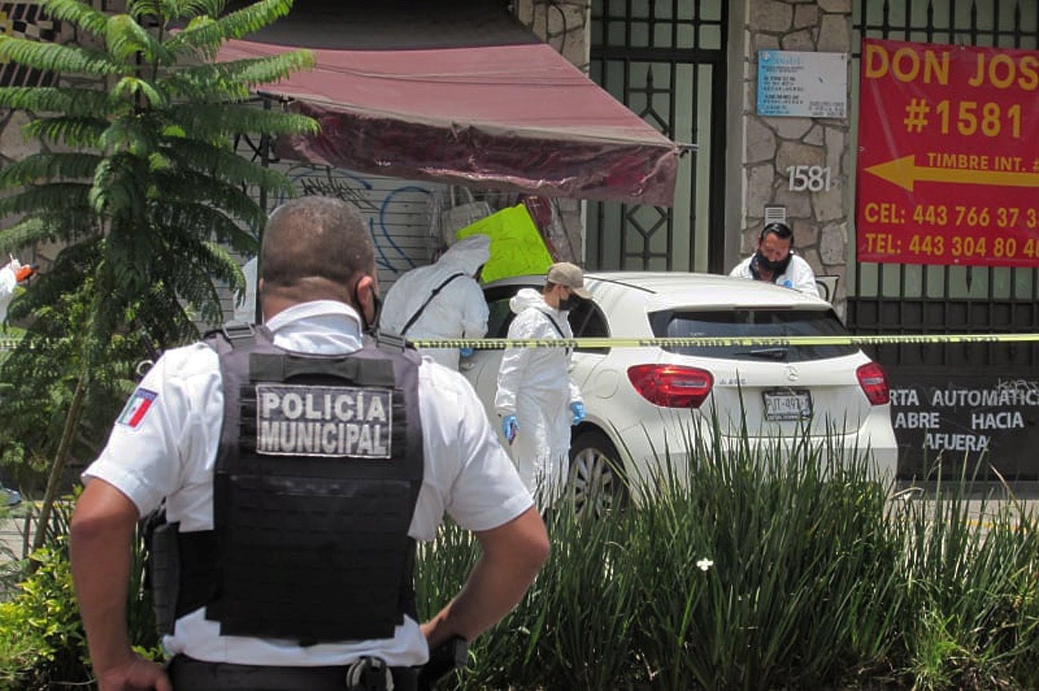 Miembros de la policía municipal y agentes periciales inspeccionaban el lugar donde fue asesinado el periodista mexicano Abraham Mendoza, en Morelia, estado de Michoacán (México), el pasado mes de julio. EFE/ Iván Villanueva 