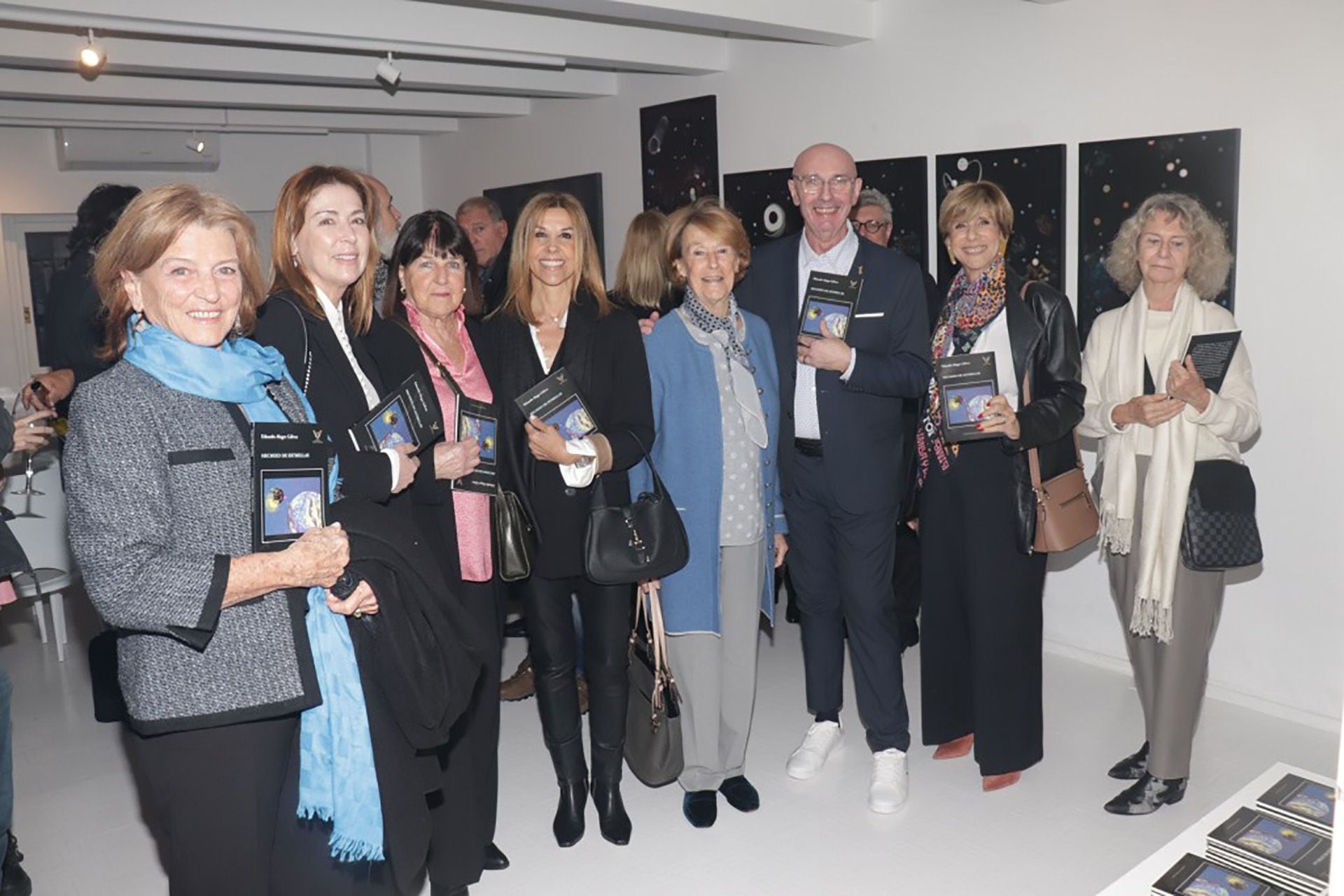 Mercedes Martelli, Laura Morosi, Magdalena Pereyra Lucena, María Urruspua, Elena Basavilbaso, Ani Mestre y Solange Barbará con Eduardo Gálvez