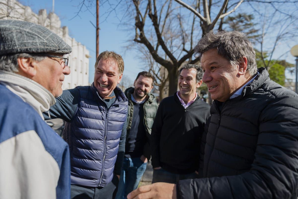 Diego Santilli y Facundo Manes compartieron una caminata entre vecinos de Salto