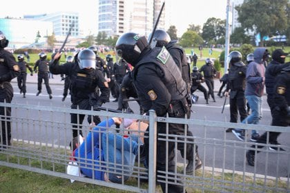 Agentes de la ley bielorrusos golpearon a un hombre con porras durante una protesta de la oposición contra la toma de posesión de Alexandr Lukashenko en Minsk el 23 de septiembre de 2020 (Tut. Por vía REUTERS)