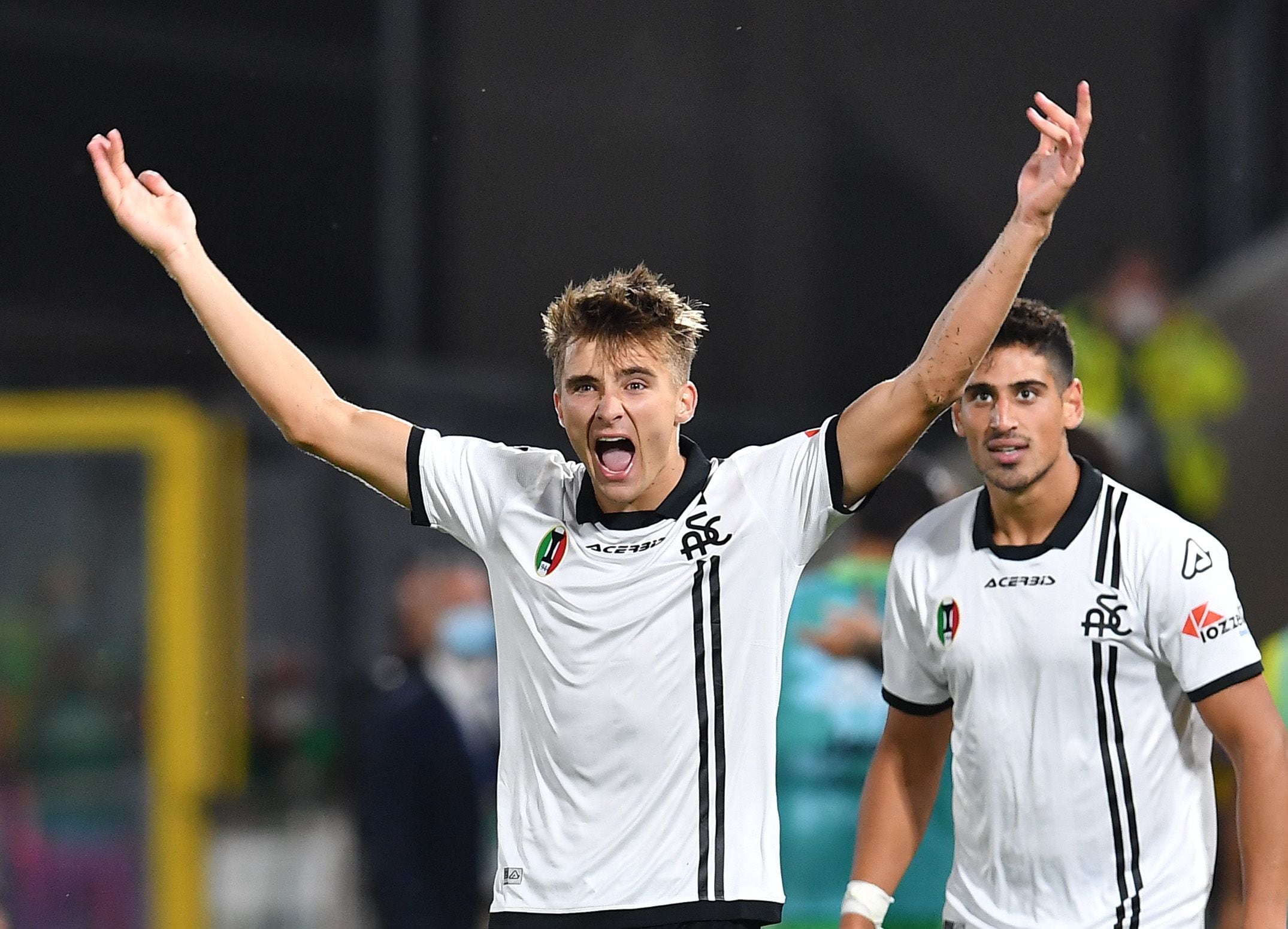 Salva Ferrer celebra un gol con el Spezia Calcio (REUTERS/Jennifer Lorenzini)