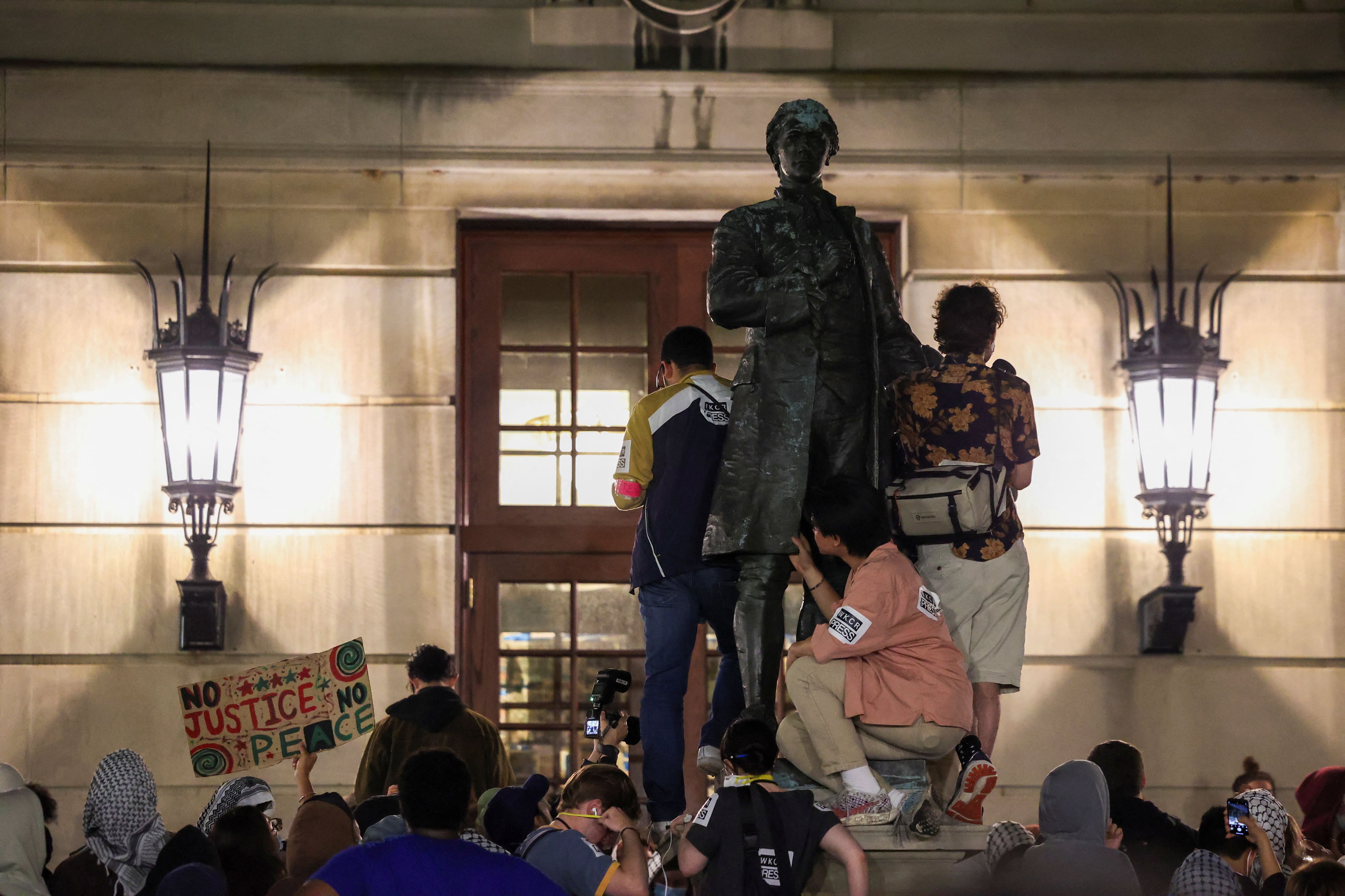 La toma ocurrió unas 12 horas después del plazo límite de las 2 de la tarde del lunes para que los manifestantes abandonaran un campamento de unas 120 carpas bajo amenaza de suspensión. (REUTERS/Caitlin Ochs)