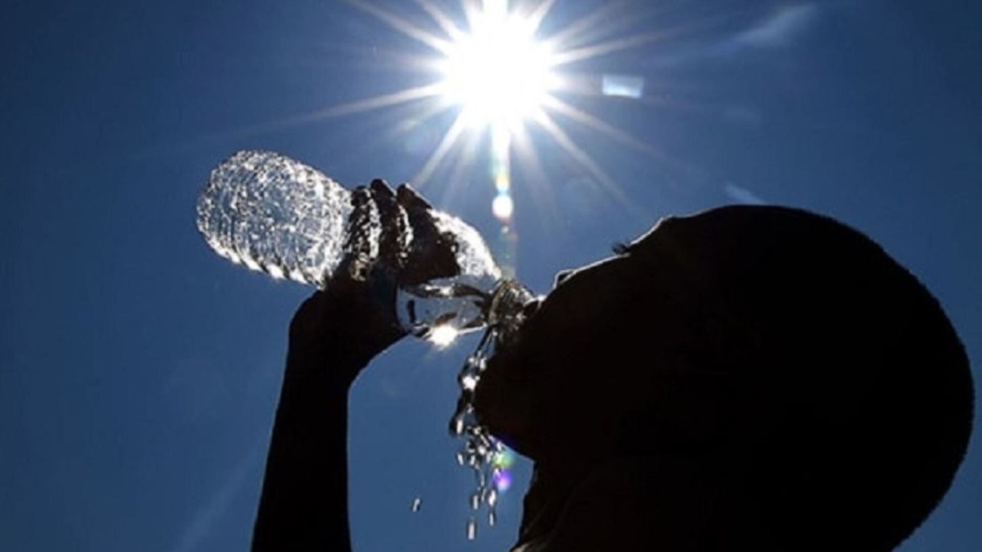 persona tomando agua en pleno verano.