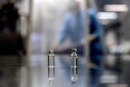 Se pueden encontrar dos viales idénticos con muestras de la vacuna contra Covit-19 (foto: EFE / Antonio Lazerta / archivo)
