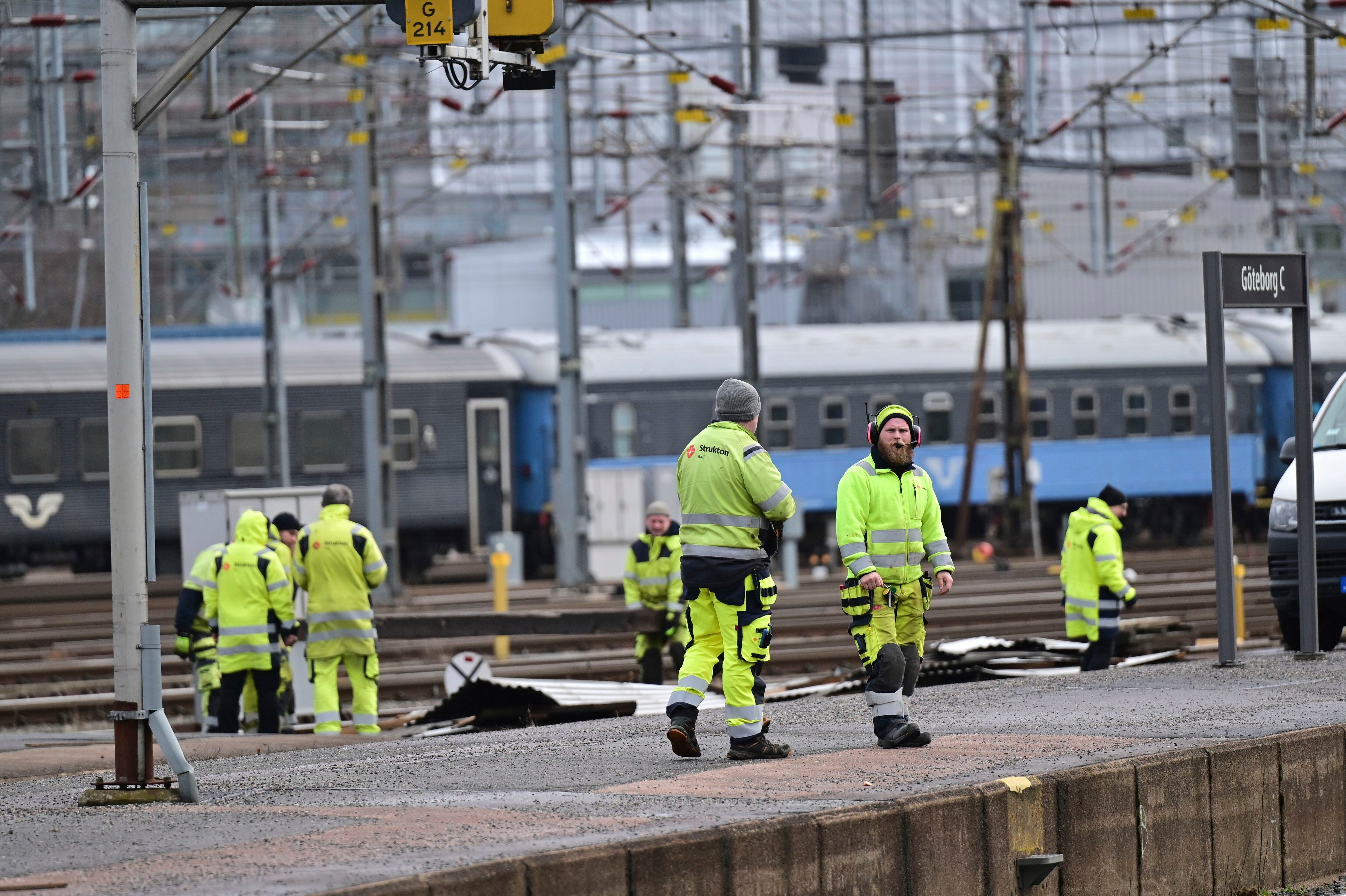 Trabajadores retiran parte de un techo arrancado por fuertes vientos en la principal estación de trenes de Goteborg, Suecia (Björn Larsson Rosvall/TT News Agency vía AP)