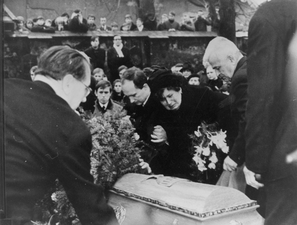 La madre de Jan Palach llora sobre el féretro de su hijo durante el funeral realizado el 14 de enero de 1969 en Praga (Votava/brandstaetter images via Getty Images)