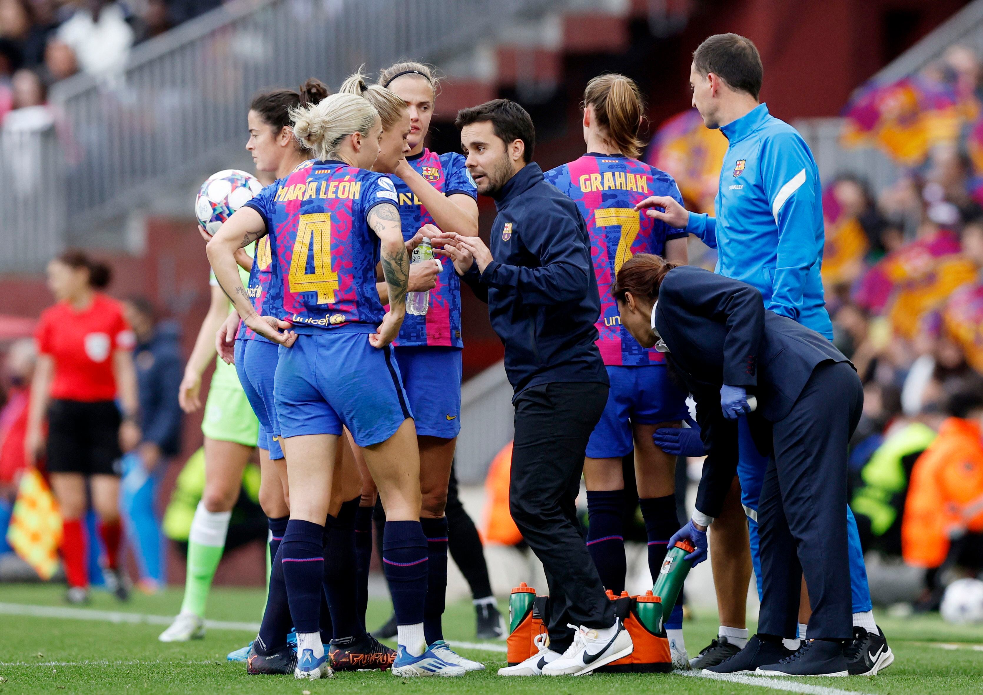 El entrenador del FC Barcelona coach Jonatan Giráldez con las jugadoras en las semifinales de la Champions League. (REUTERS/Albert Gea)
