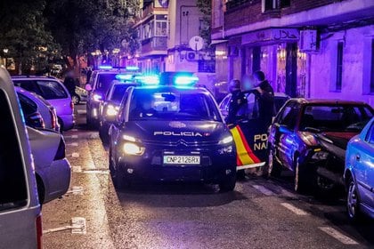 Agentes de la Policía Nacional de España han detenido en la localidad de Torrevieja (Alicante) a un hombre que tenía una Orden Internacional de Detención dictada por las autoridades argentinas y que estaba acusado de transportar sustancias estupefacientes. 