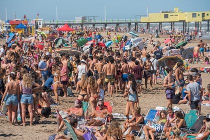 Aglomeración de gente en las playas de Pinamar. Hoy tuvo que actuar la policía Bonaerense (Diego Medina)