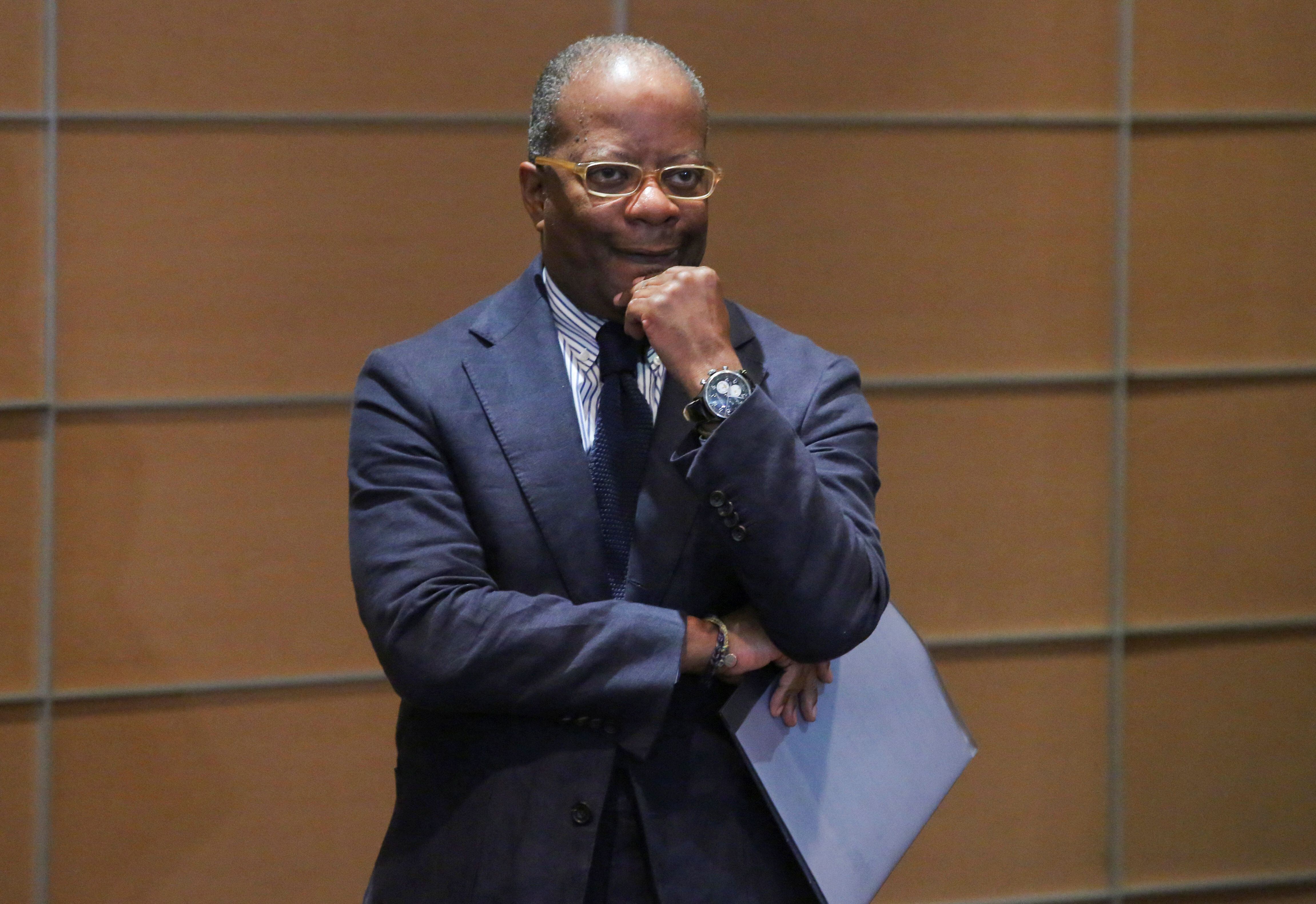 Todd Robinson, secretario adjunto para Asuntos Internacionales de Narcóticos de Estados Unidos, durante una reunión con Ken Salazar. 