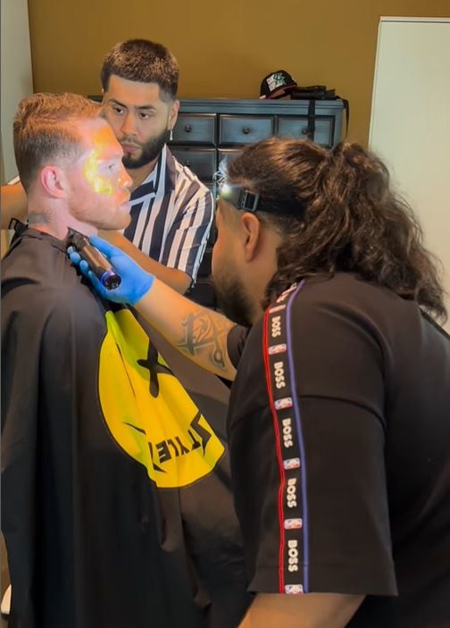 Canelo Álvarez presumió la ostentosa mascarilla de oro (Instagram/@jayroystylez)