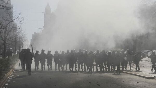 Parte de los efectivos de la Policía Bonaernse durante los incidentes (Dino Calvo)