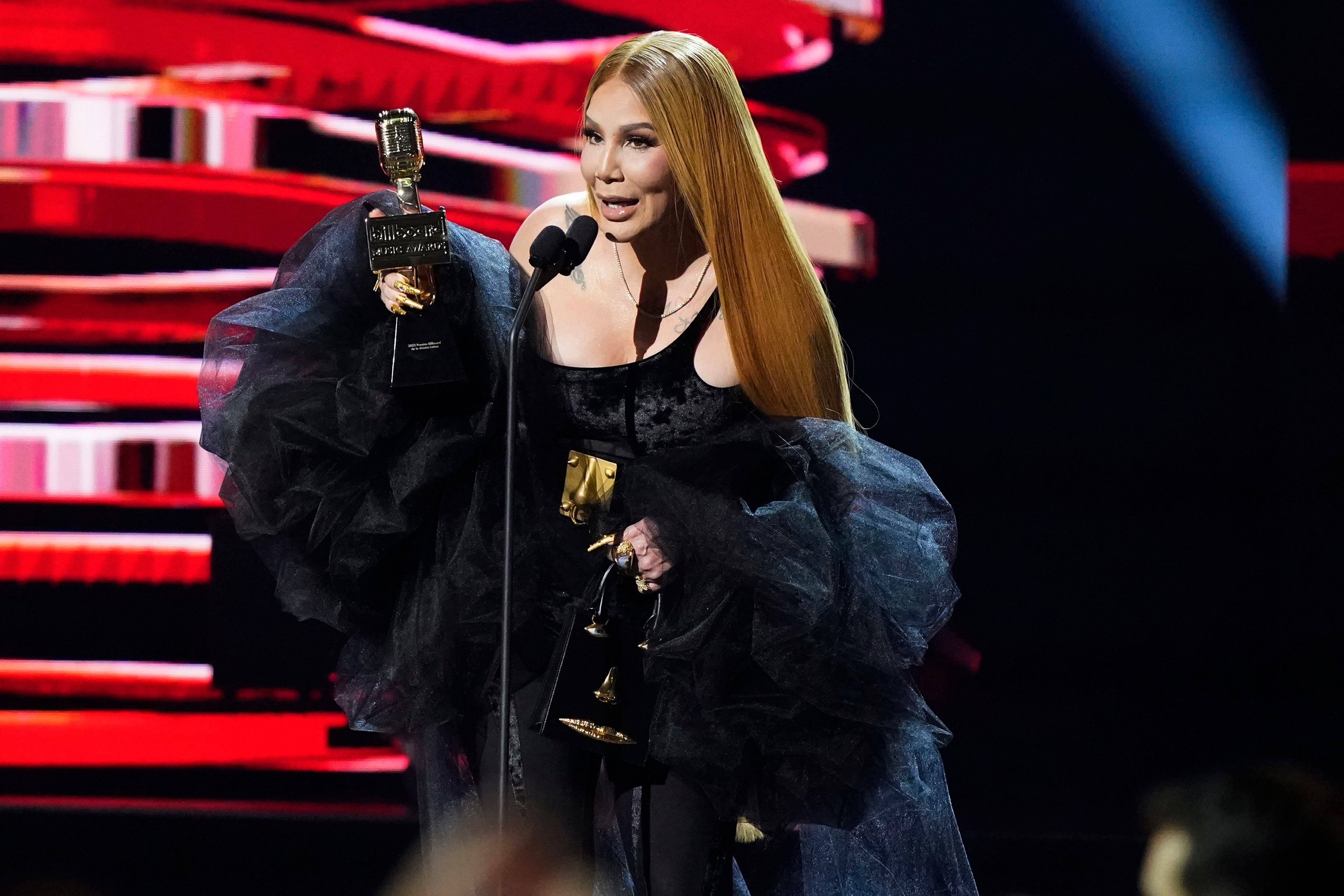 Yandel entregó a la pionera puertorriqueña del reggaetón Ivy Queen el Premio Billboard ĺcono por sus contribuciones a la música latina. (AP/Marta Lavandier)