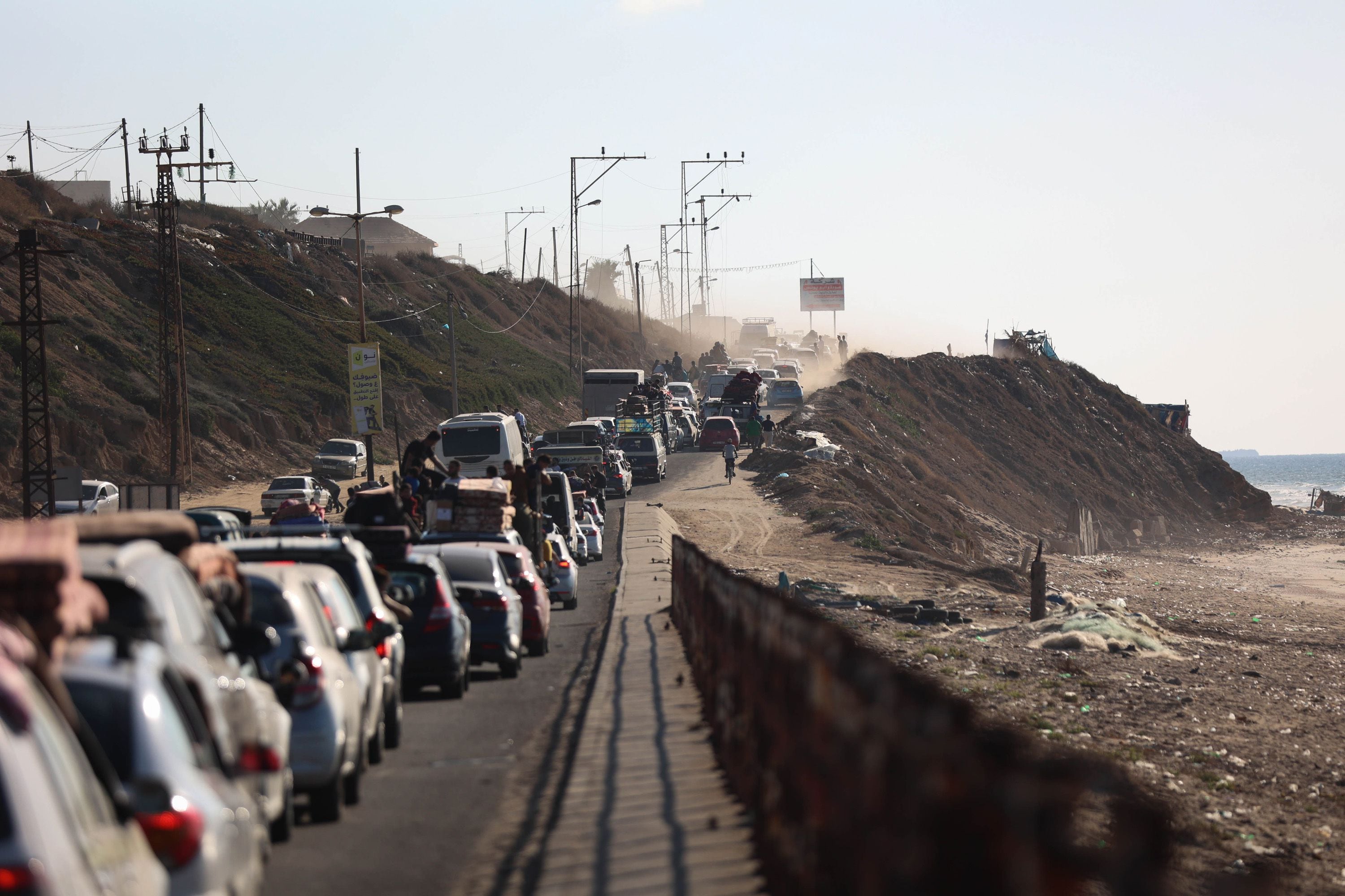 Familias palestinas desplazadas del norte y centro de la Franja de Gaza evacúan hacia el sur de Gaza el viernes (Fotografía para The Washington Post de Loay Ayyoub)