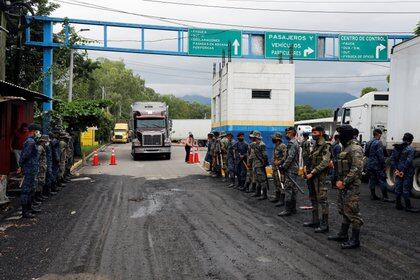 Cerca de 3,000 personas ingresaron a Honduras (Foto: REUTERS / Luis Echeverría)