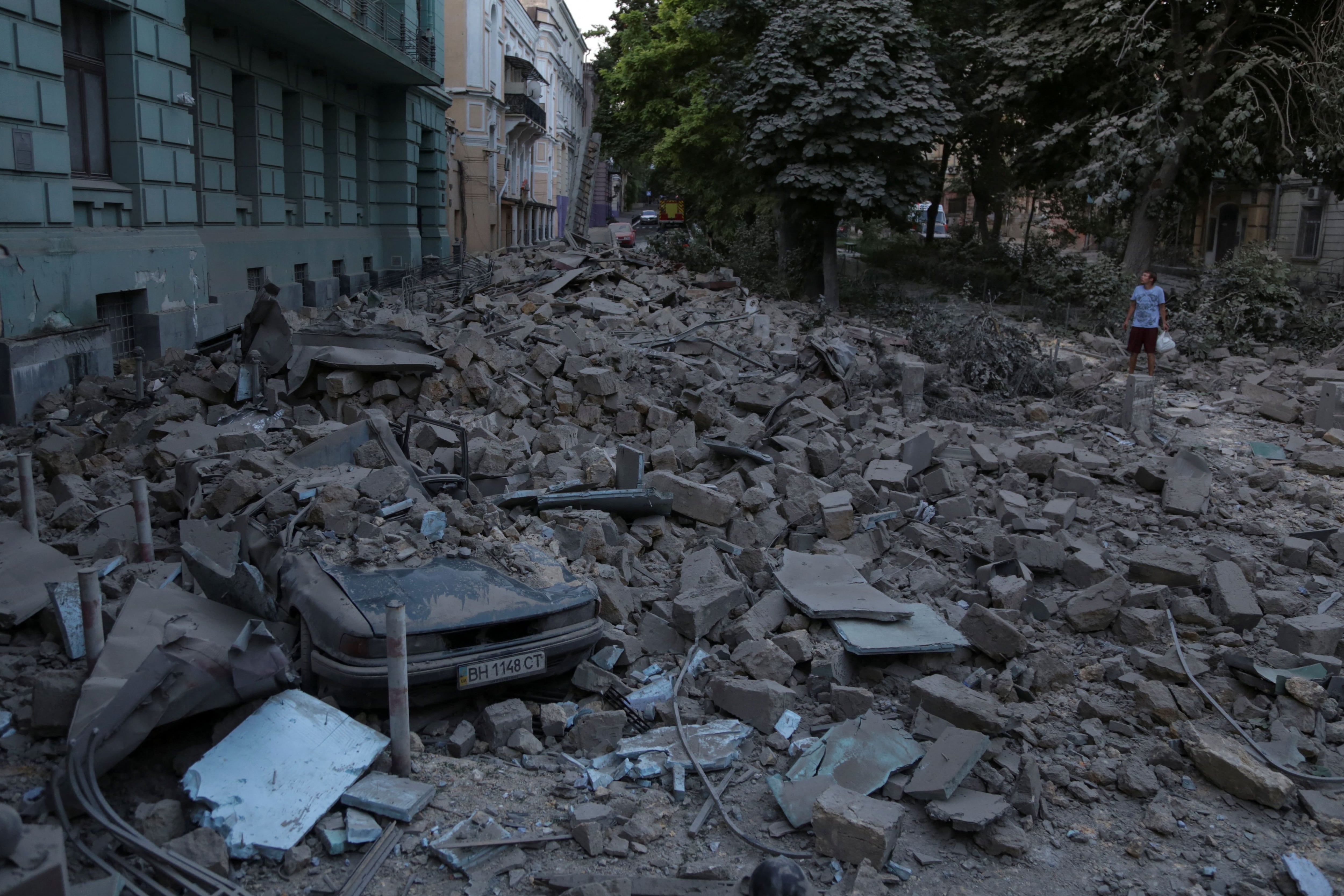 La administración militar de Kharkiv informó que las fuerzas rusas “volvieron a bombardear una vez más la ciudad de Kupiansk” y que “una mujer de 57 años murió como resultado de los bombardeos enemigos”. (REUTERS)