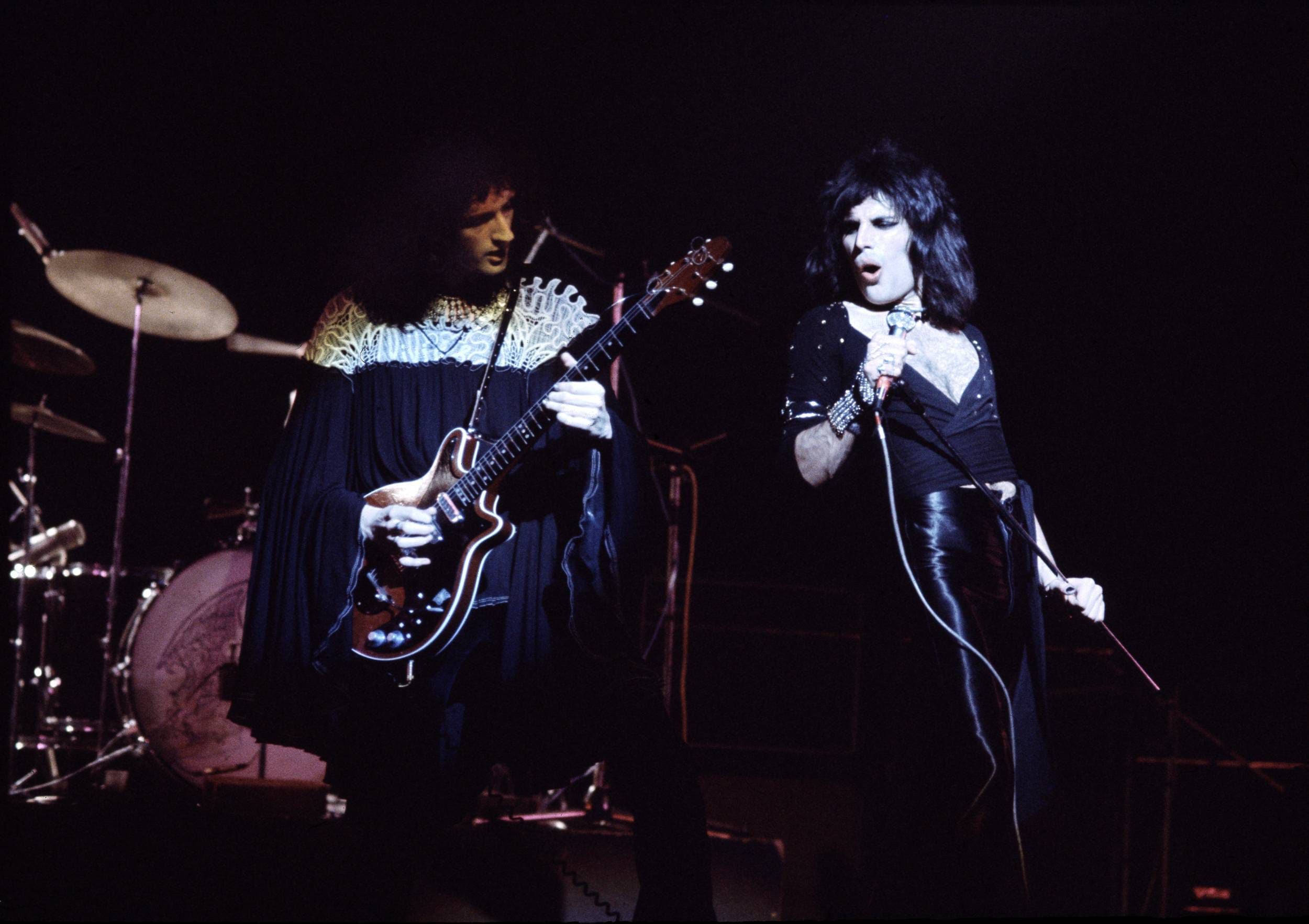 l guitarrista Brian May y el cantante Freddie Mercury del grupo de rock británico Queen en el escenario de Londres, 1974. (Photo by Michael Putland/Getty Images)