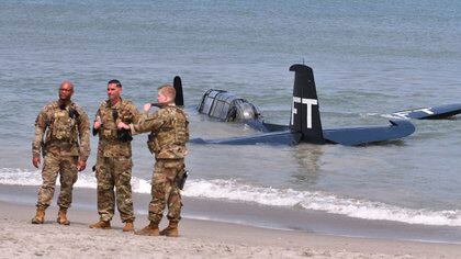 El TBM Avenger del Comando Aéreo Valiant realizó un aterrizaje de emergencia en el océano justo al sur del antiguo Club de Oficiales de la Base de la Fuerza Espacial Patrick durante el espectáculo aéreo de Cocoa Beach 