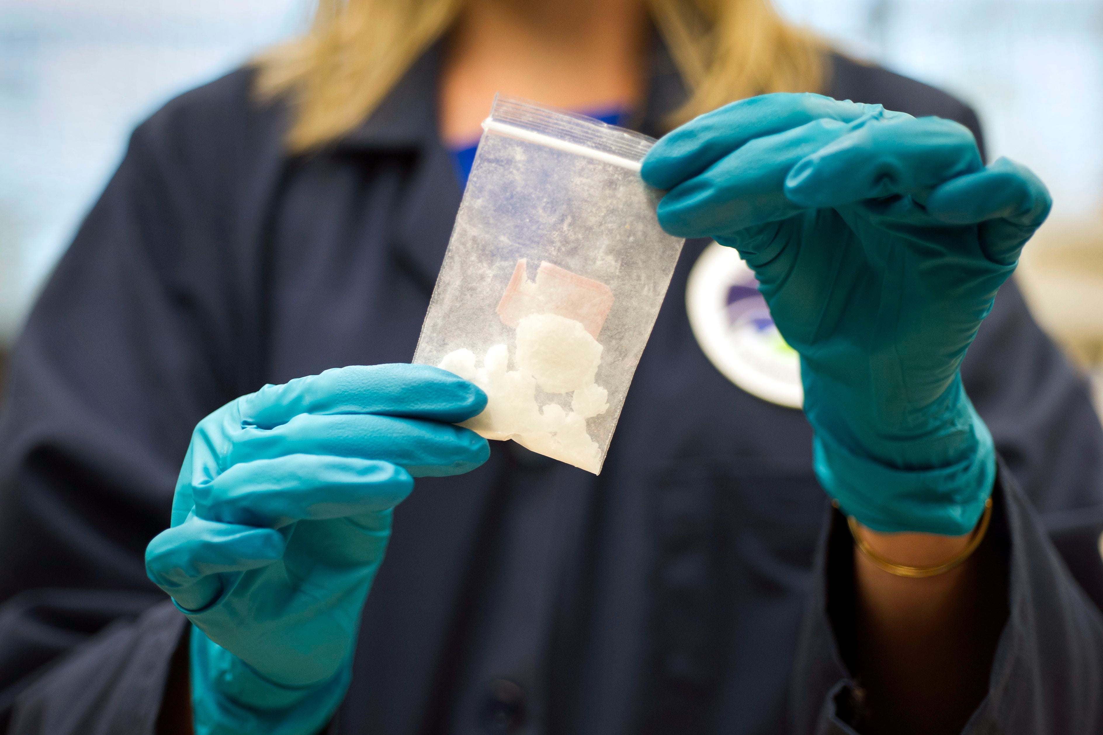 Una bolsa con fentanilo decomisado en una redada antidrogas de la Administración de Control de Drogas de EU (DEA, por sus siglas en inglés). (AP/Cliff Owen)