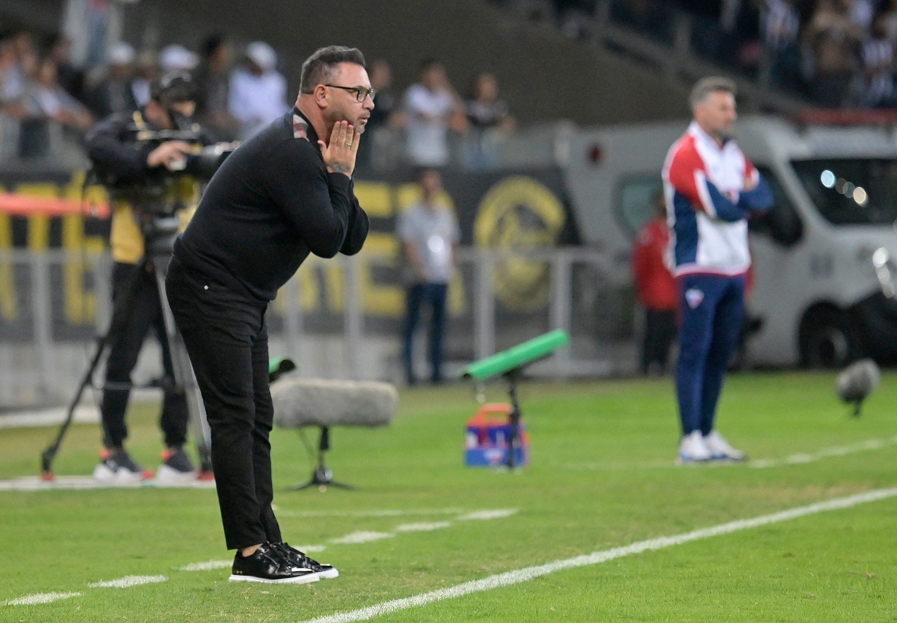 El entrenador mexicano ha estado 8 equipos diferentes, sin contar a Pumas, ha gando un total de 2 ligas, 4 copas regionales y 1 CONMEBOL Sudamericana con Independiente de Avellanada (REUTERS/Washington Alves)