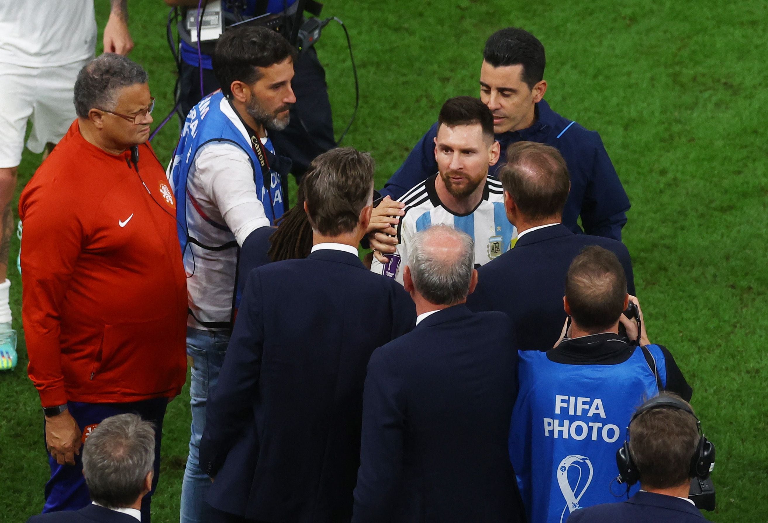 El cruce entre Messi y Van Gaal en el Mundial de Qatar 2022 (REUTERS/Paul Childs)