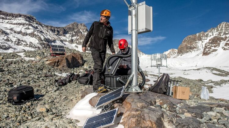 Casassa y Gonzalez monitorean el glaciar Olivares Alfa (Tomas Munita/Bloomberg)