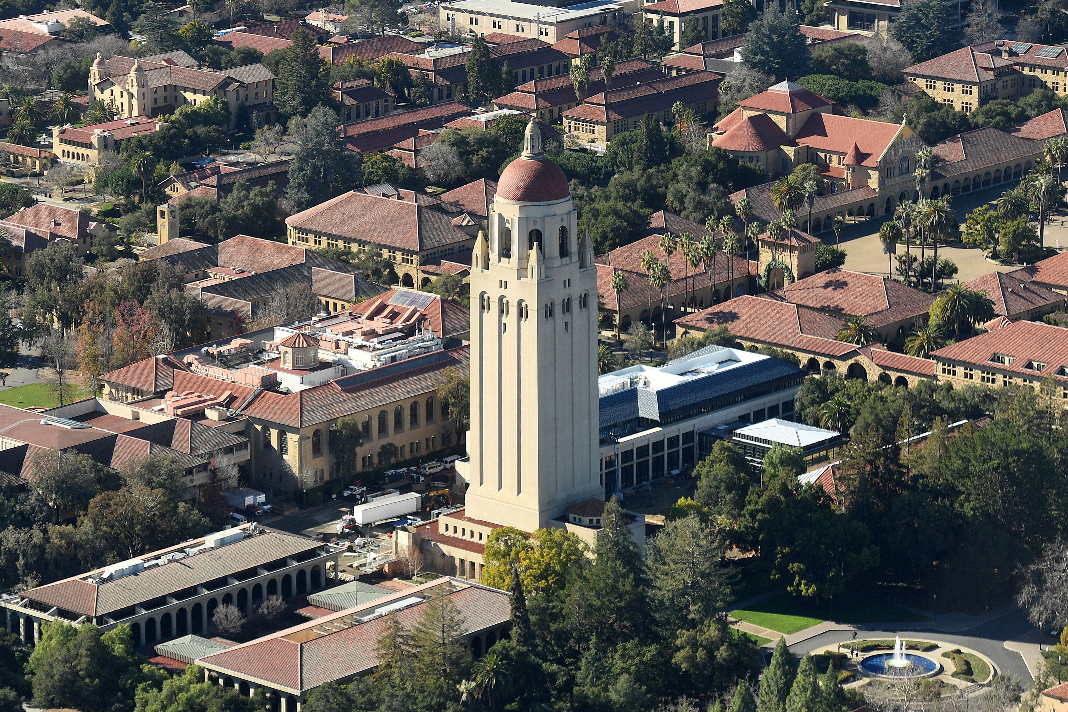 La Torre Hoover se eleva sobre la Universidad de Stanford (REUTERS/Noah Berger)