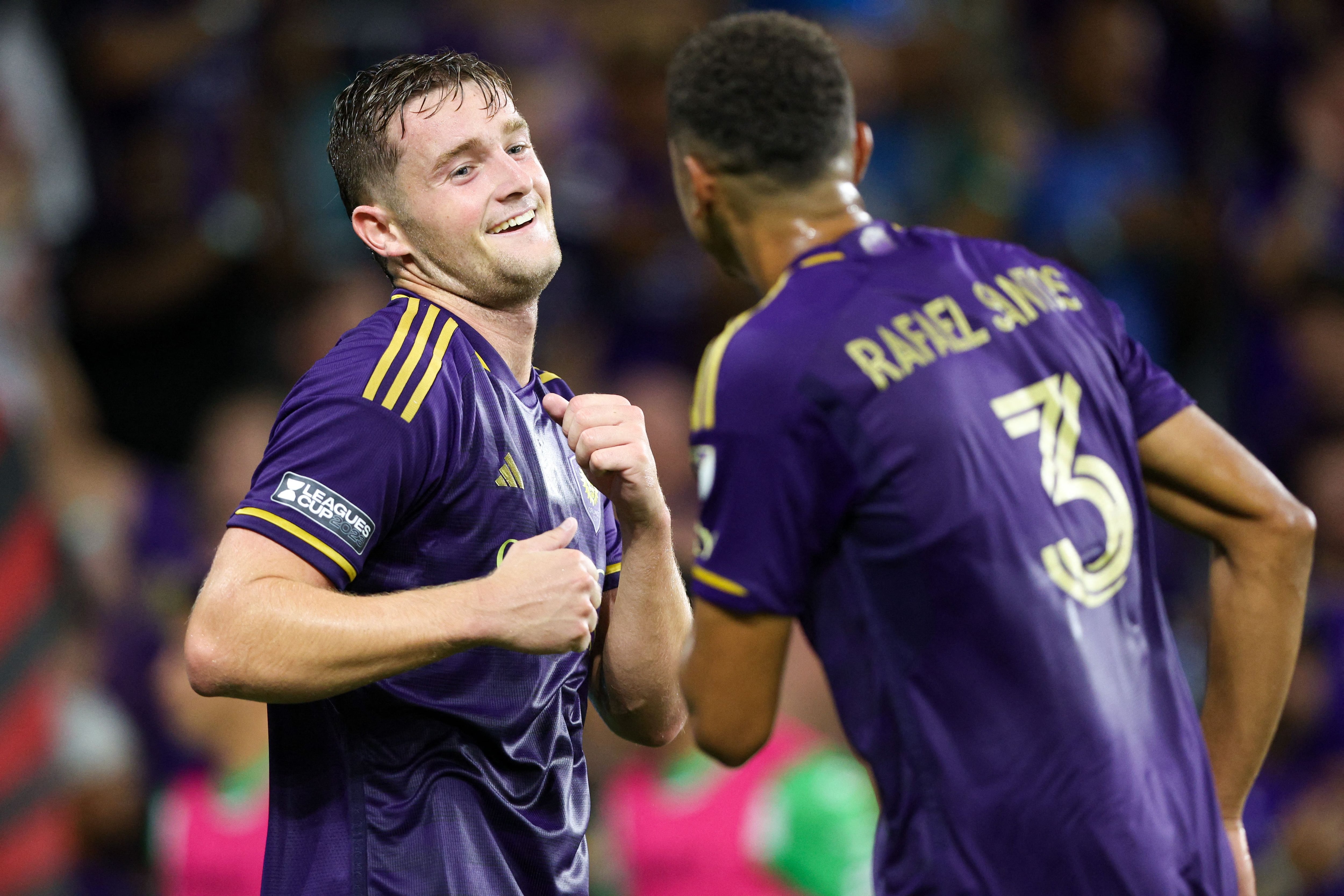 Los jugadores de Orlando City Duncan McGuire y Rafael Santos festejando un gol (Nathan Ray Seebeck)