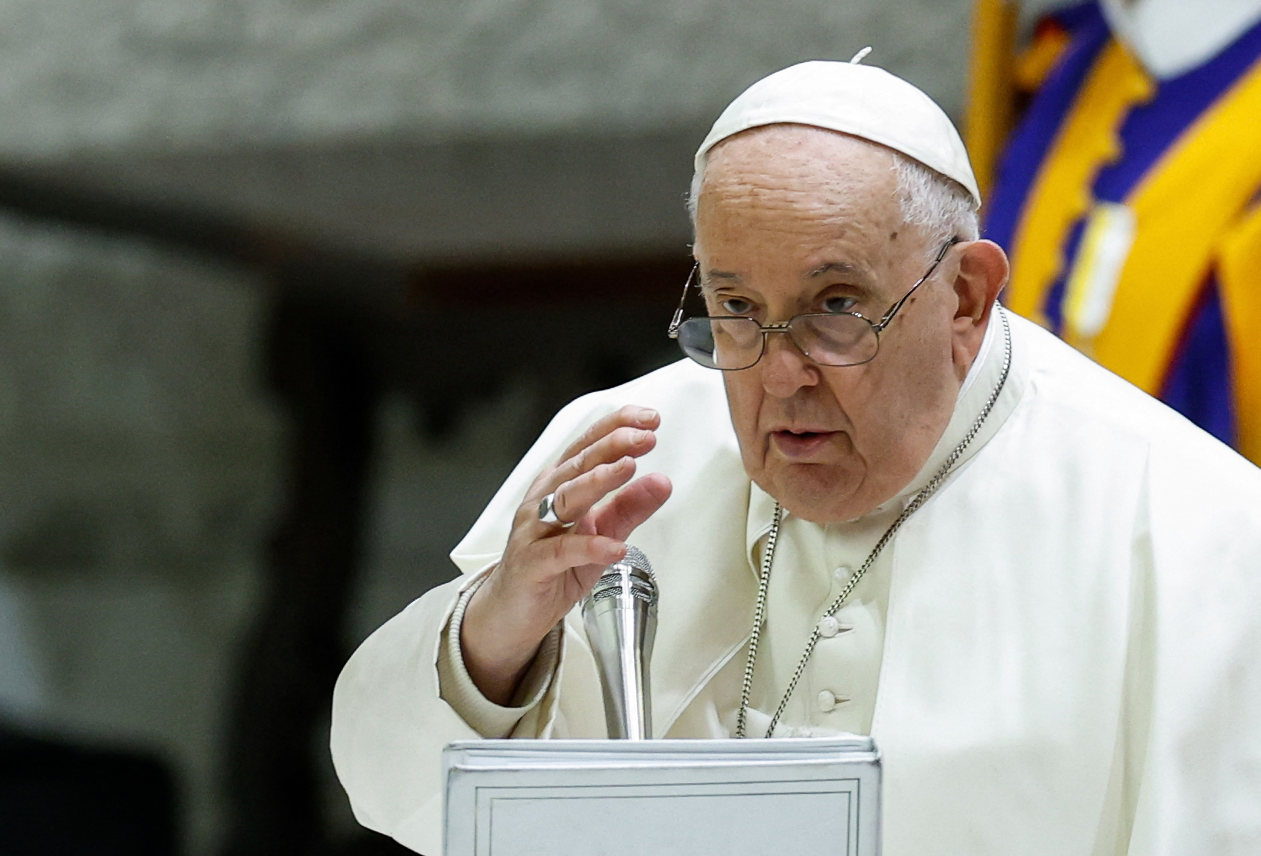 El papa Francisco da una bendición al final de la audiencia general semanal, en el aula Pablo VI del Vaticano, 13 de diciembre de 2023. REUTERS/Remo Casilli