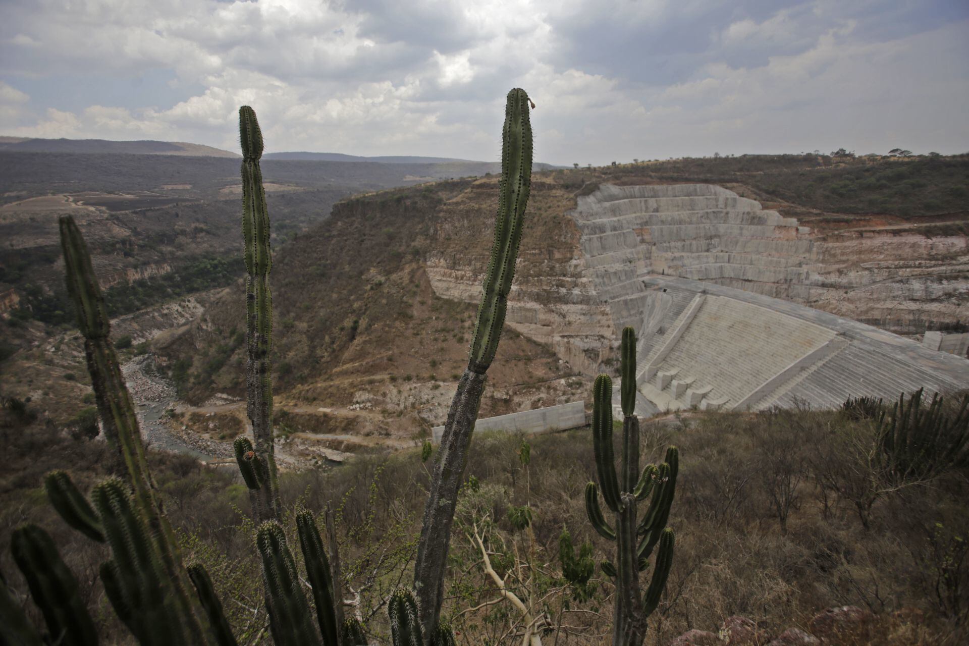 CAÑADAS DE OBREGÓN, JALISCO. 13JUNIO2017.- La obra de la presa El Zapotillo ubicada en las inmediaciones del Rio Verde, se encuentra parada tras un impedimento judicial, dicha obra llego a alojar dos mil trabajadores por turno hace poco mas de un par de años y la misma pretendía almacenar 911 millones de metros cúbicos de agua. FOTO: FERNANDO CARRANZA GARCIA / CUARTOSCURO.COM