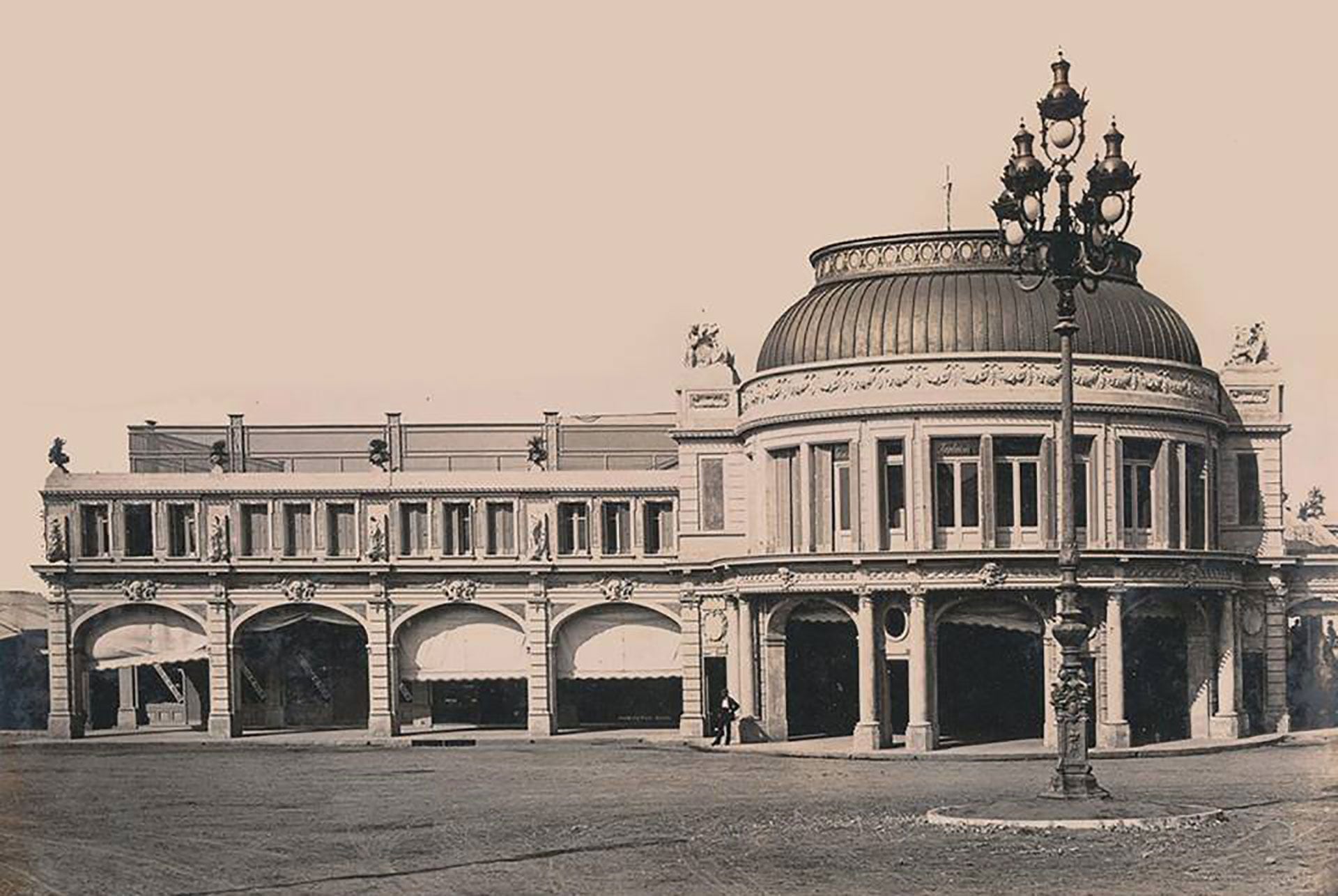 El frente de la llamada "Rambla Nueva", en 1913. Fue mucho después, entre 1930 y 1940, que inició otra construcción, que tenía como principal objetivo conectar el Casino Central y el Hotel Provincial con la playa (Archivo General de la Nación)