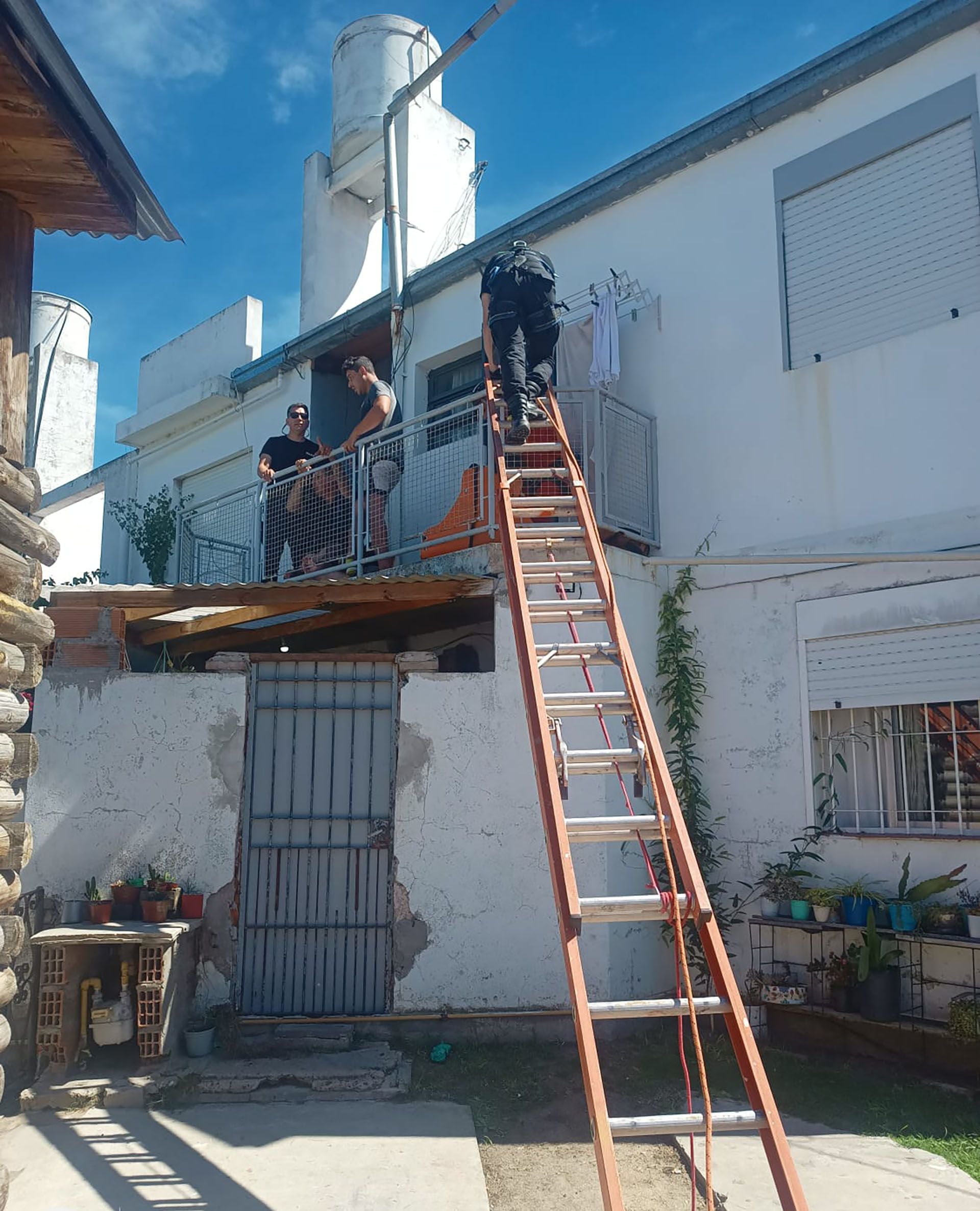 La Plata: la lucha de la Policía para bajar a un hombre que se subió desnudo al techo de una casa