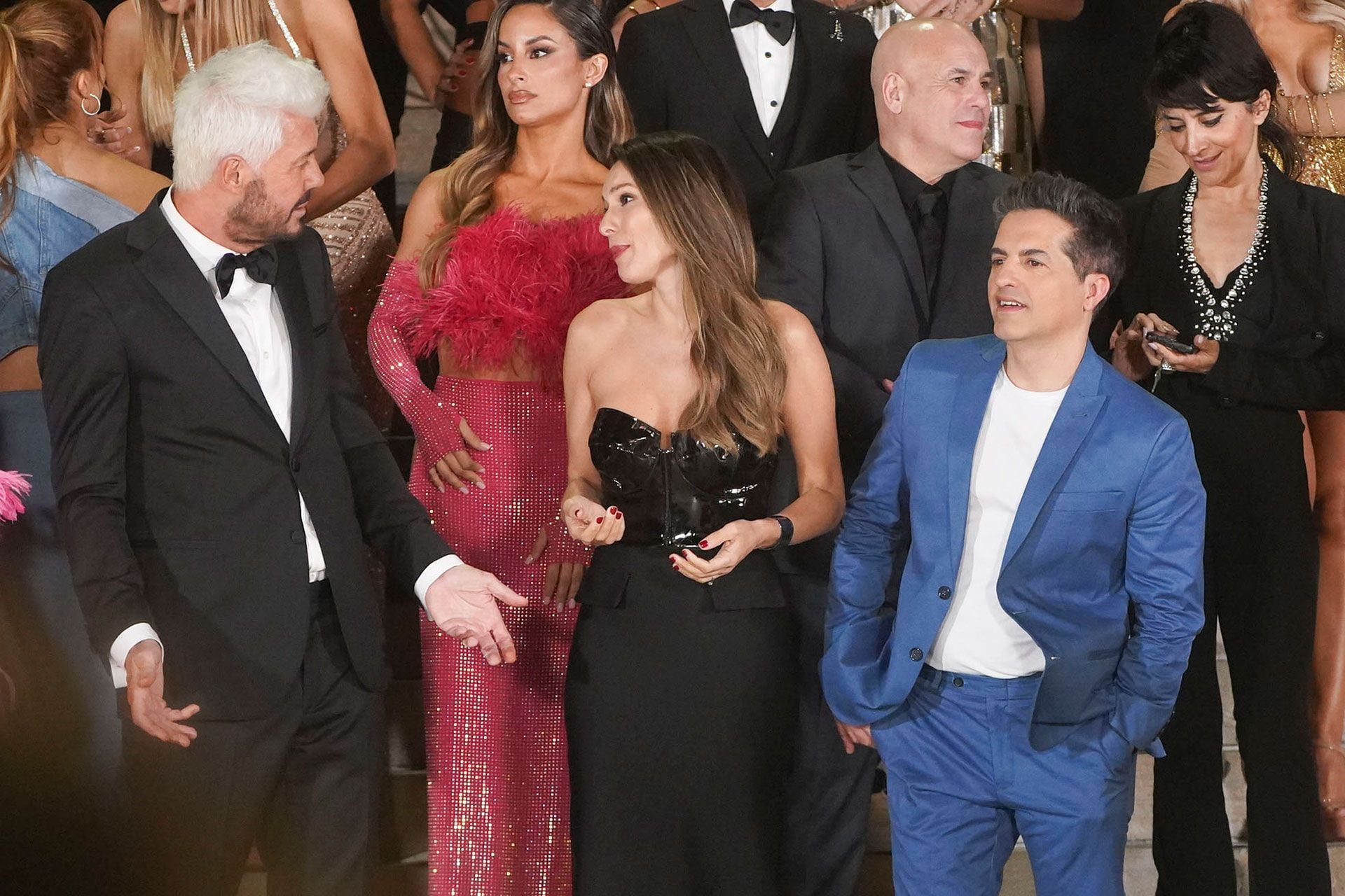 Marcelo Tinelli hablando con Pampita y Ángel de Brito en el back de la foto oficial del Bailando 2023