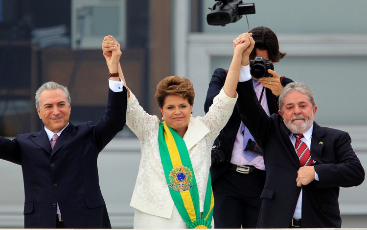 La entonces presidenta Dilma Rousseff, su vice Michel Temer —que sería su sucesor— y su antecesor, Luiz Inacio Lula da Silva, en el Planalto en enero de 2011 (REUTERS/Paulo Whitaker/File Photo)