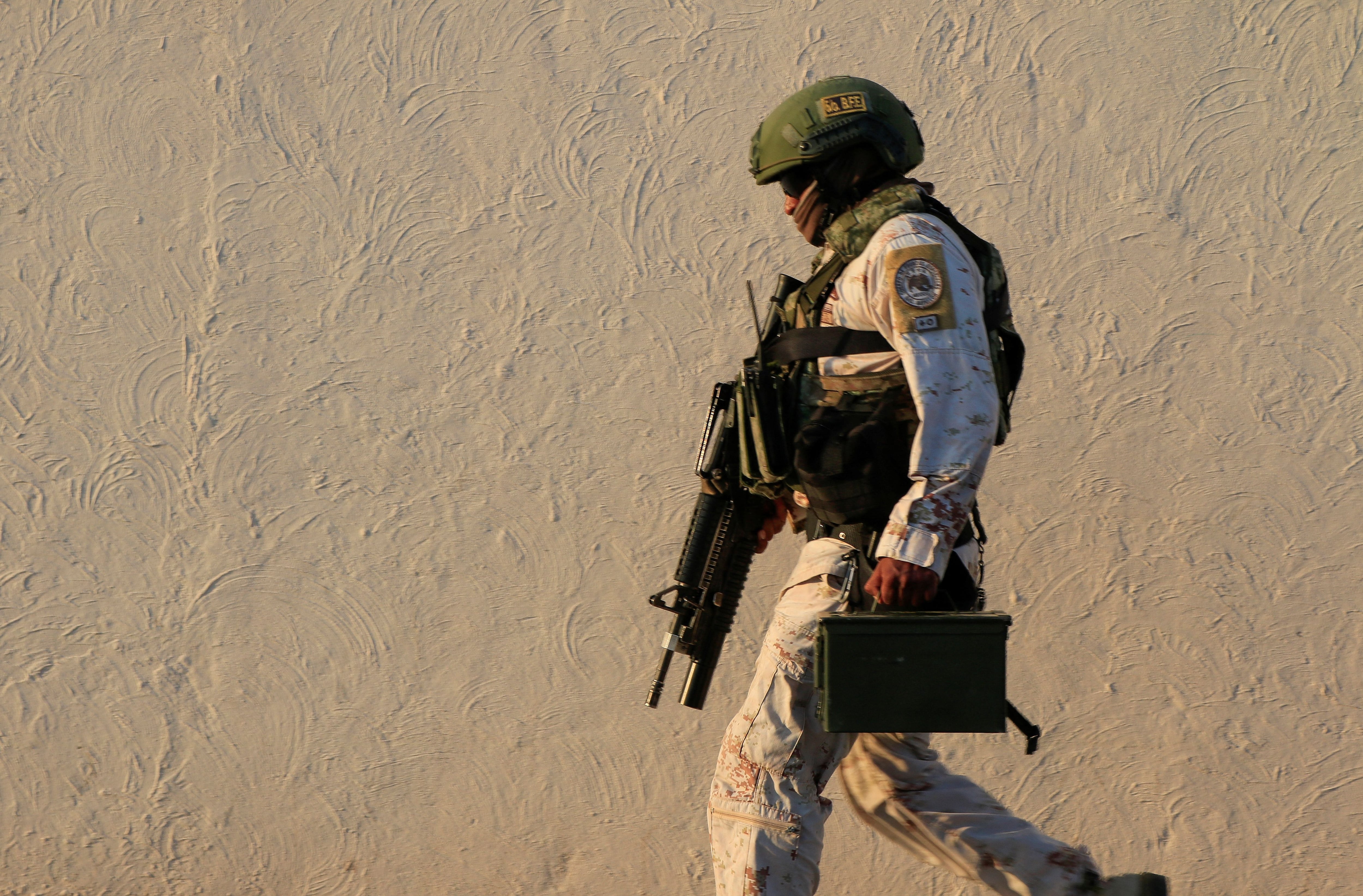 Agente militar durante un operativo de seguridad en Tres Ríos, Culiacán. REUTERS/Jesús Bustamante