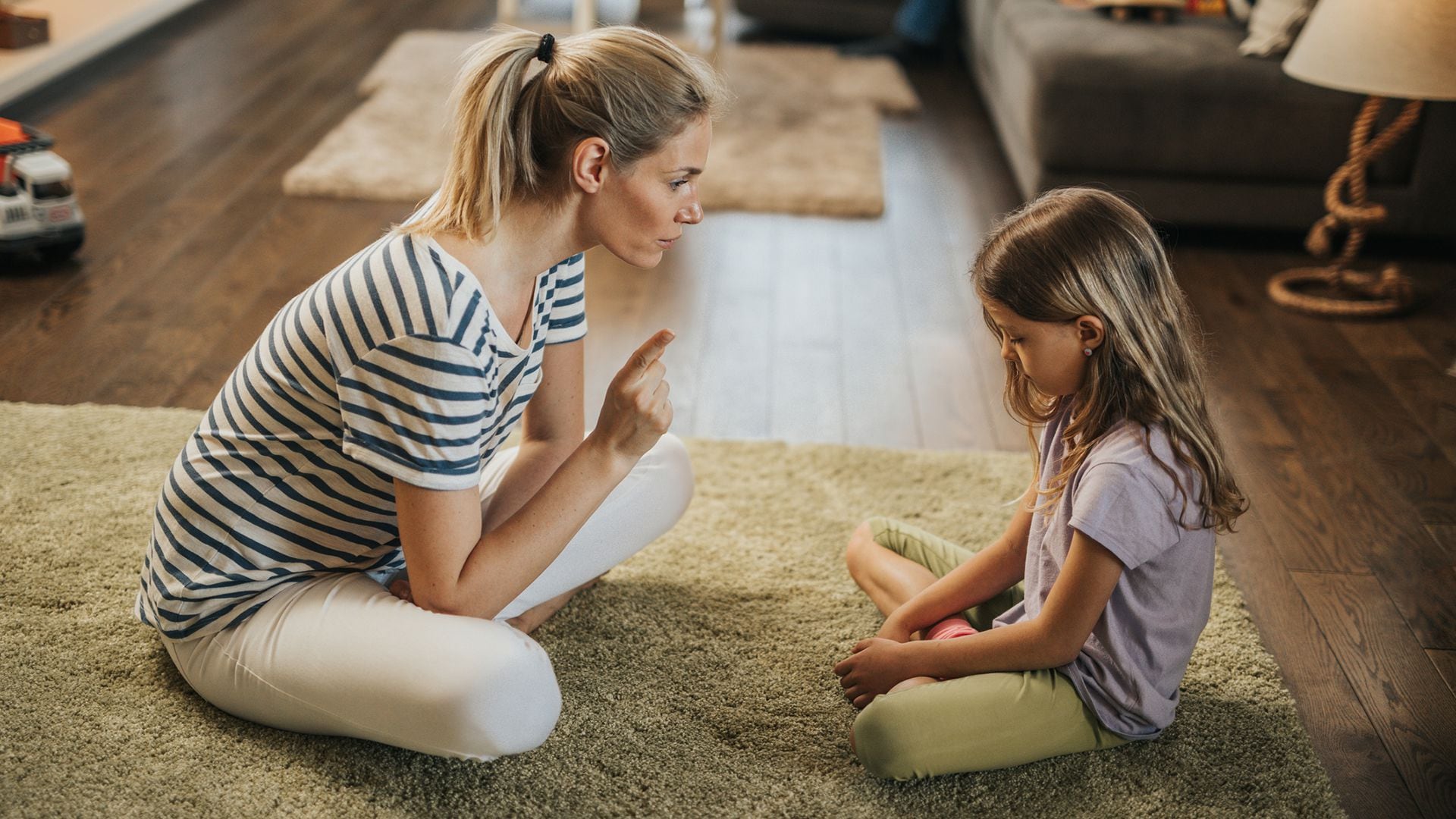 El abuso verbal no se limita a gritos; también puede ser silencioso y sutil, afectando la autoestima, la confianza y la salud mental de los niños